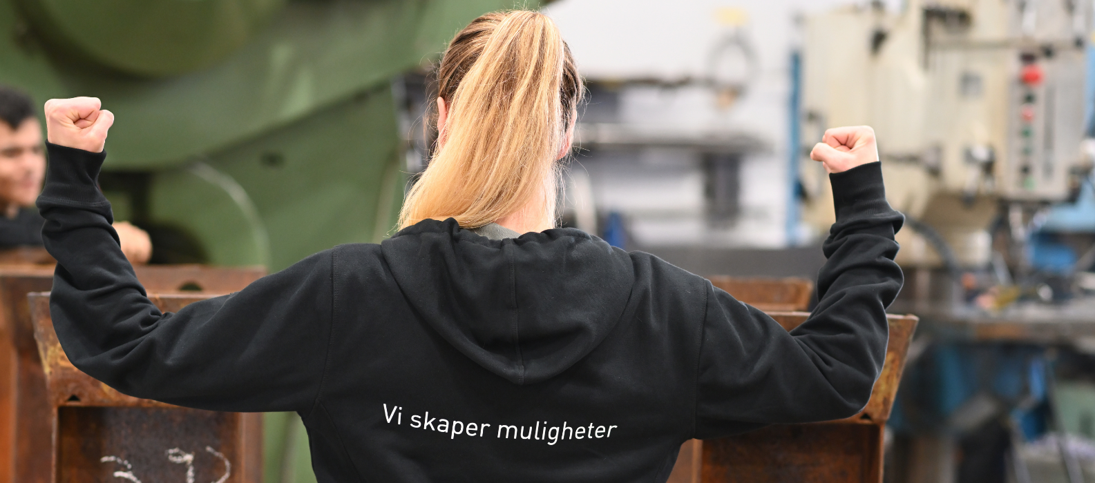 Dame med genser "vi skaper muligheter"