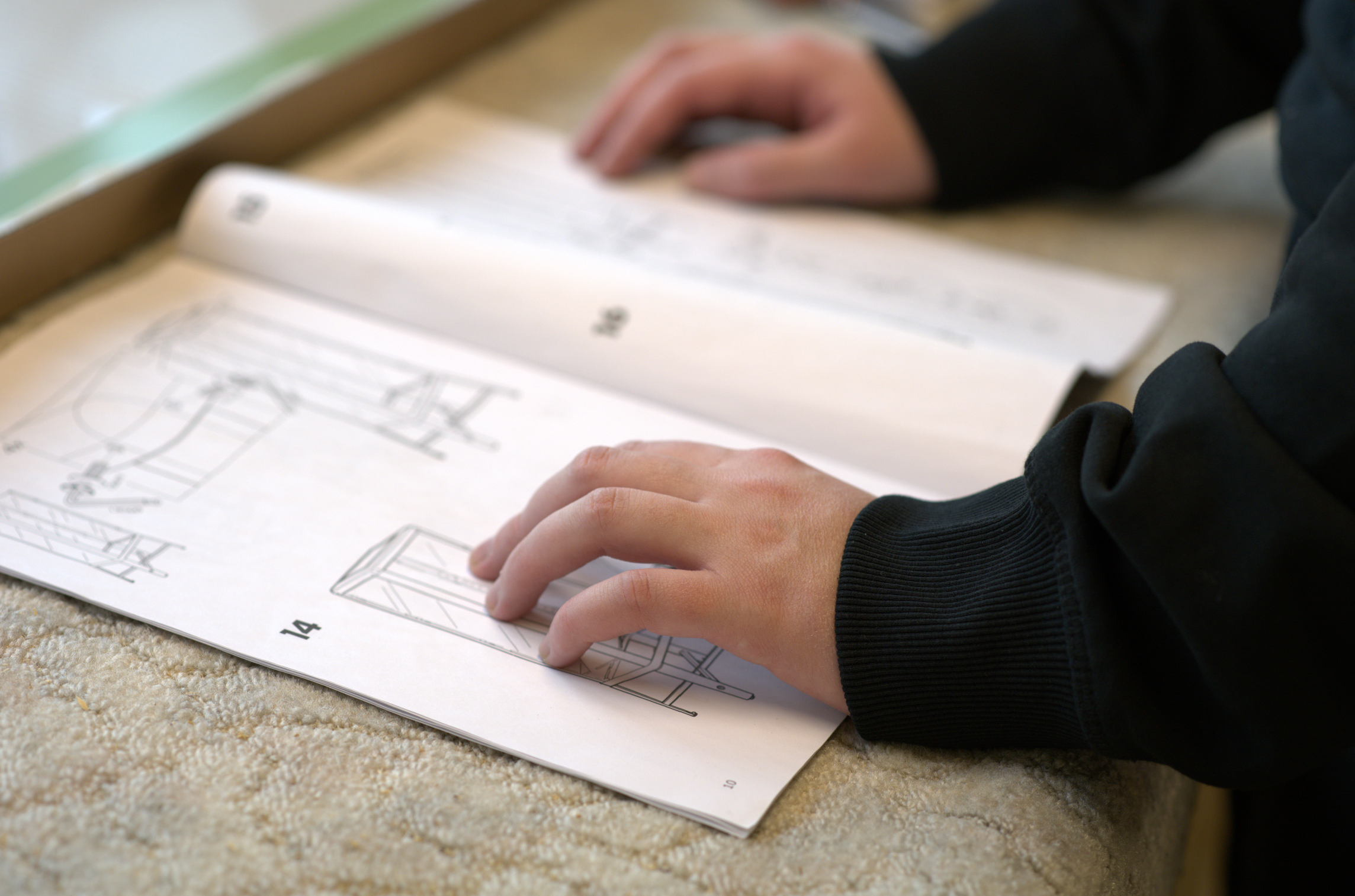 Sandes Pro Service 2 En dame leser en IKEA-bruksanvisning